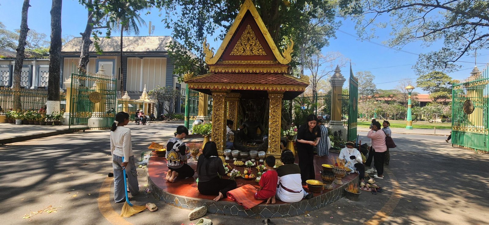 Afternoon prayers in the Royal Independence Gardens