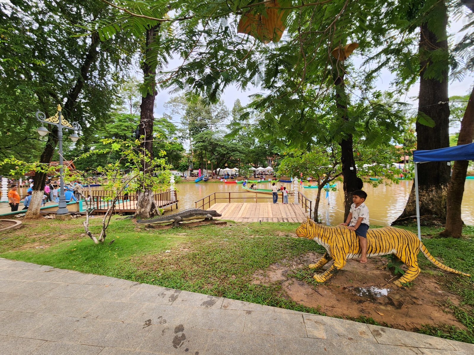 The tiger statue with canoes heading out on the water